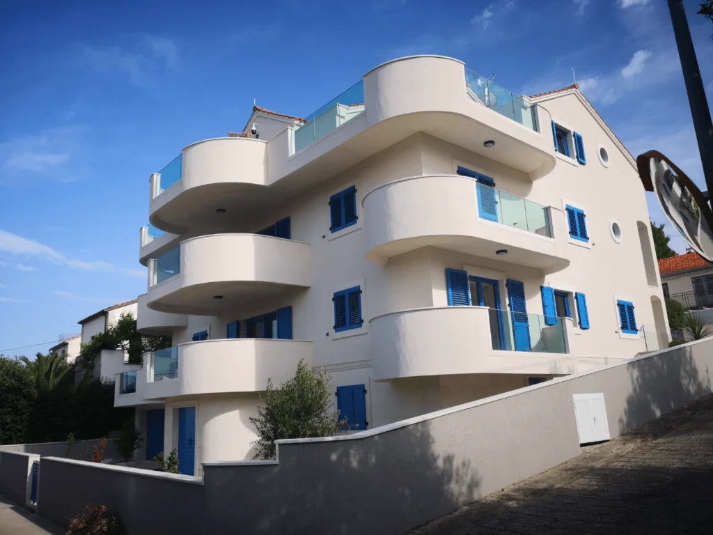 Okna, vrata in polkna v objektu Simic na otoku Brač na Hrvaškem
