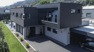Izdelava oken in vrat v moderni družinski hiši v Avstriji