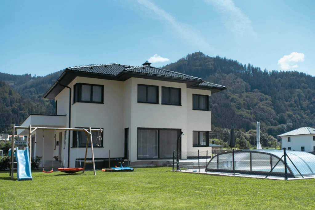 Drsna vrata na panoramskih oknih v družinski hiši v Avstriji