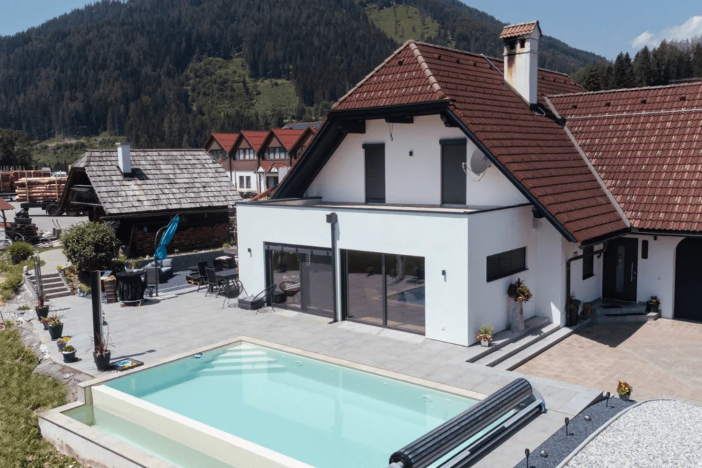 Družinska hiša v Avstriji s panoramsko okno čez celotno steno