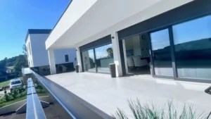 Balkon z drsnimi vrati in panoramskimi okni v hiši na Ptuju
